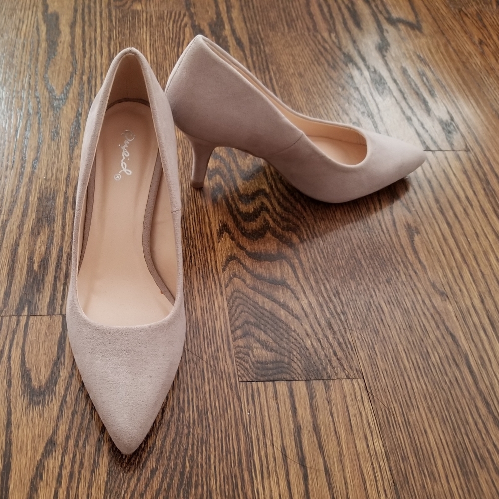NEW Qupid Portia faux suede Taupe heel. 5.5